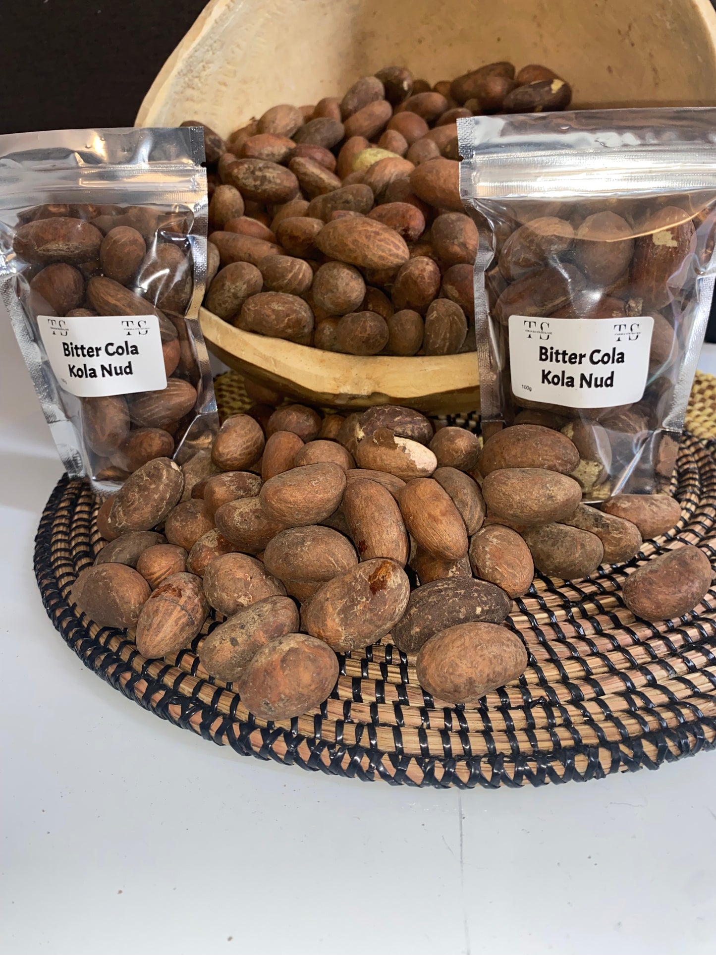 Bitter Colas - kola nud - petit Colas - Colas amér africain
- Noix de petit colas fraîches -Noix de kola naturelles d’Afrique