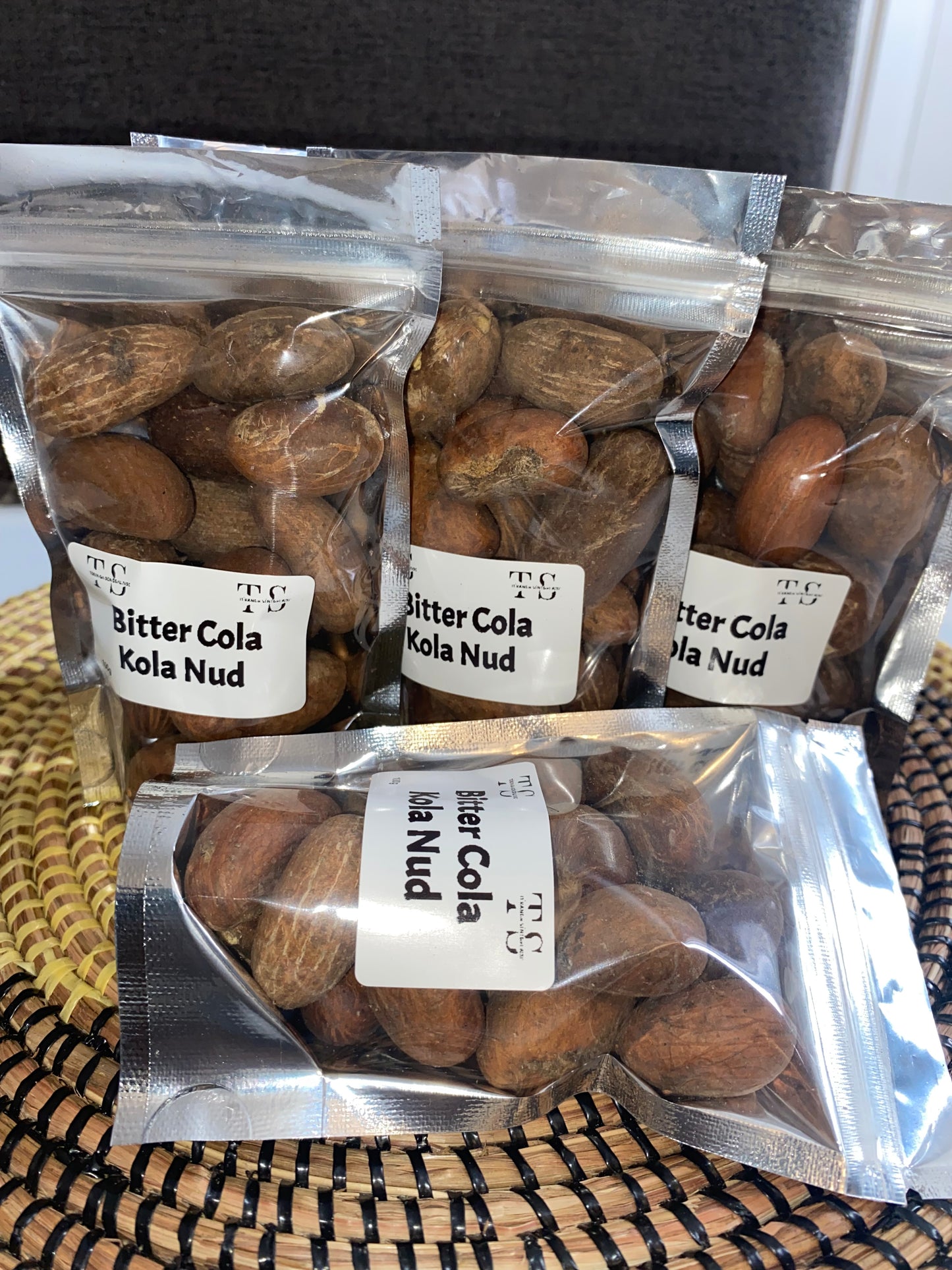 Bitter Colas - kola nud - petit Colas - Colas amér africain
- Noix de petit colas fraîches -Noix de kola naturelles d’Afrique
