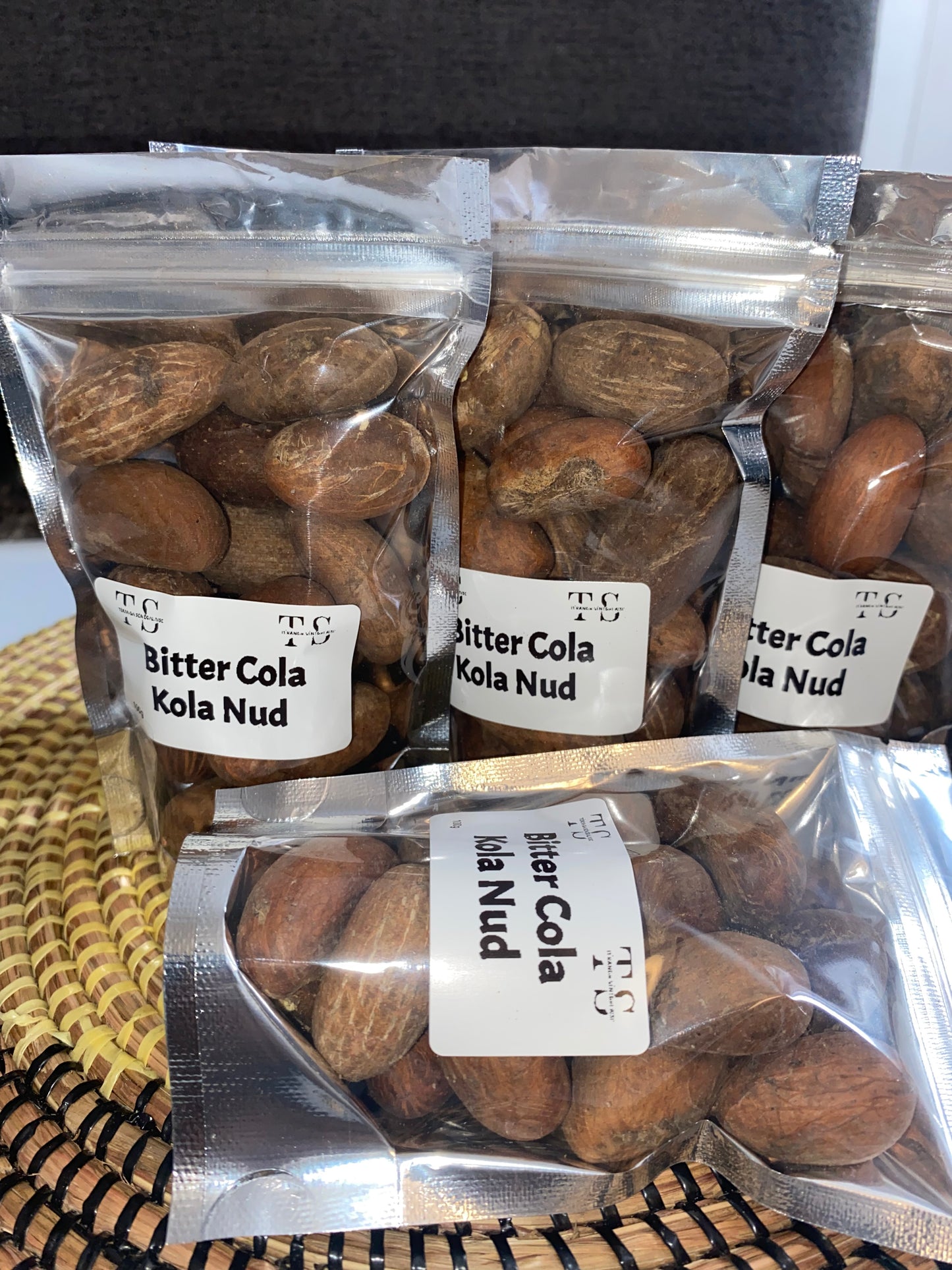 Bitter Colas - kola nud - petit Colas - Colas amér africain
- Noix de petit colas fraîches -Noix de kola naturelles d’Afrique