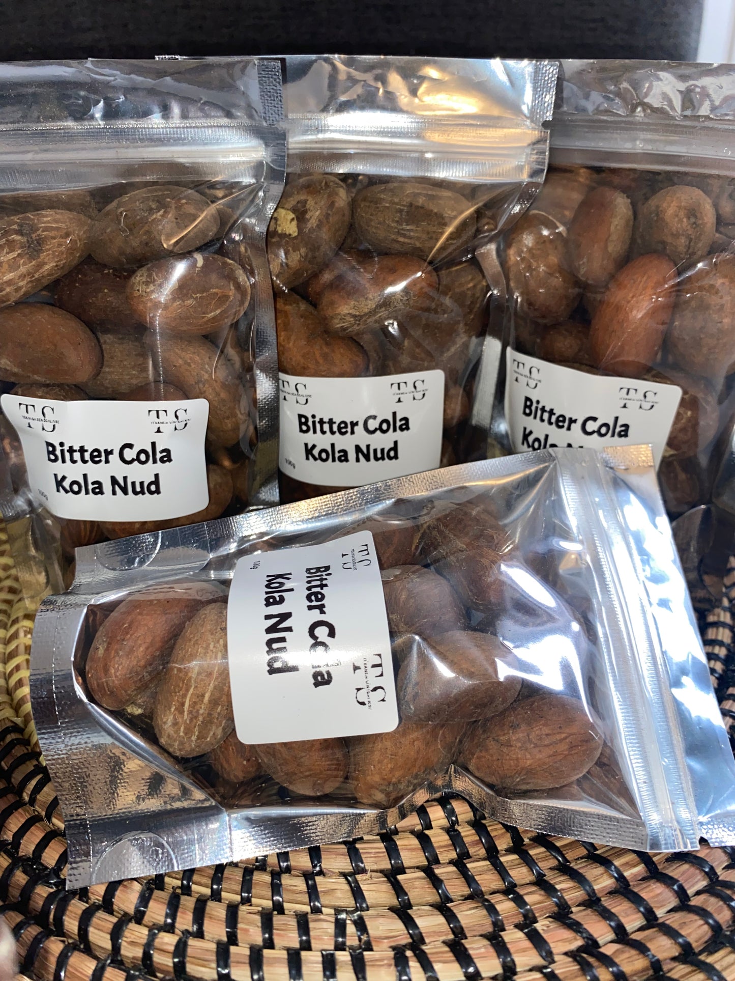 Bitter Colas - kola nud - petit Colas - Colas amér africain
- Noix de petit colas fraîches -Noix de kola naturelles d’Afrique